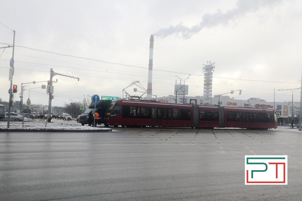 ДТП с участием «ГАЗели» и трамвая парализовало движение на улице Ломжинской в Казани