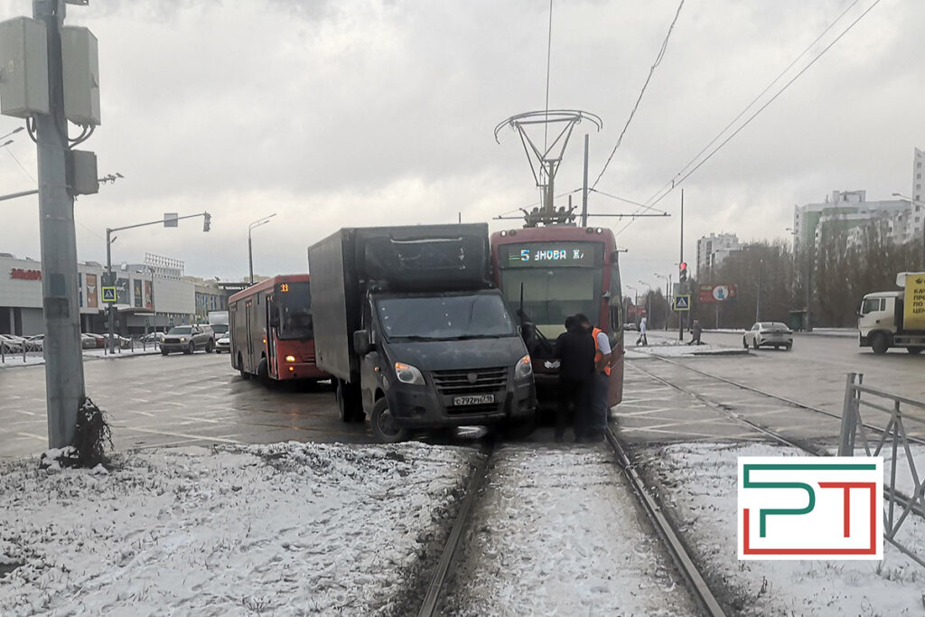 ДТП с участием ««ГАЗели» и трамвая парализовало движение на улице Ломжинской в Казани