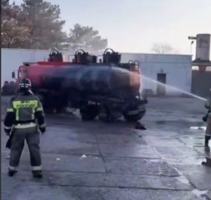 МЧС: пожарные потушили горящий бензовоз в Симферополе