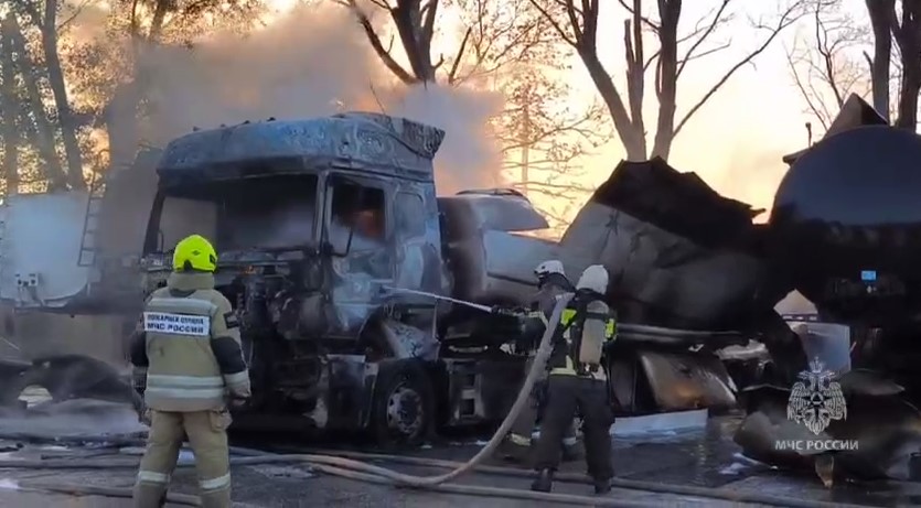 МЧС: пожарные потушили горящий бензовоз в Симферополе