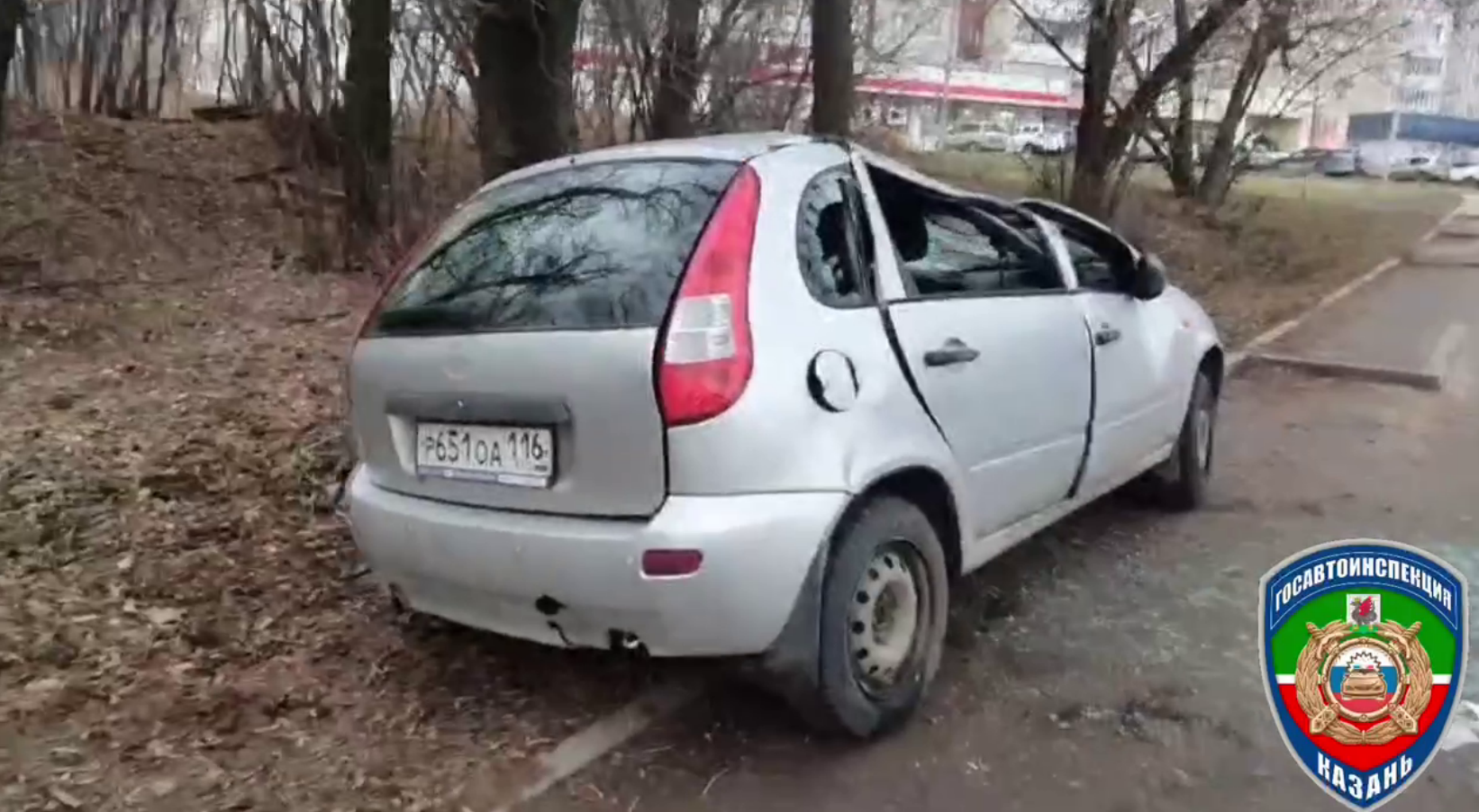 В Казани «Лада Калина» вылетела в кювет — водителя госпитализировали