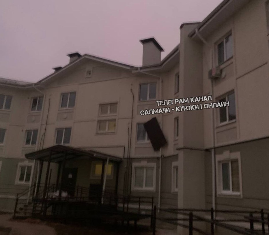 Сильный ветер в Казани срывает крыши и валит заборы