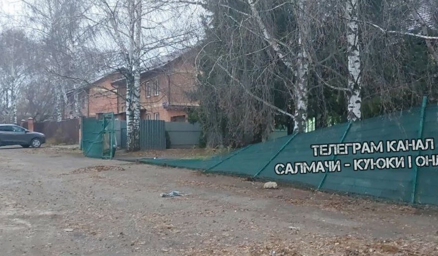 Сильный ветер в Казани срывает крыши и валит заборы