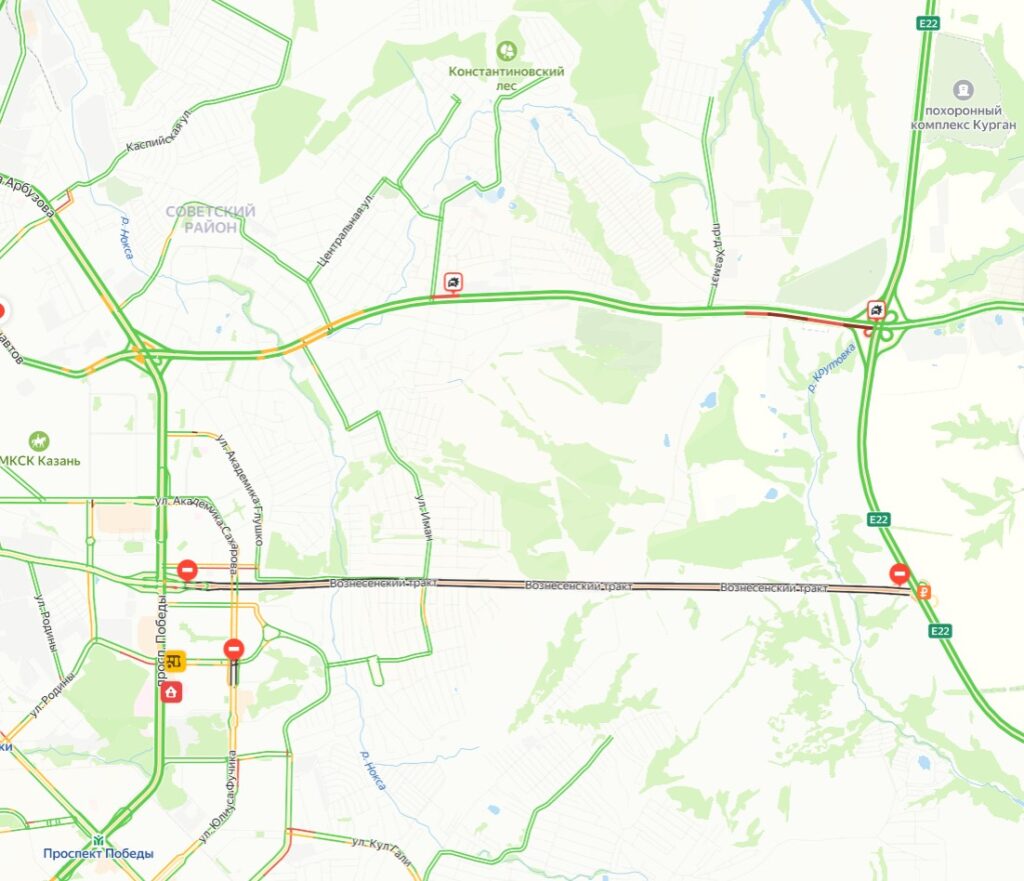 На Мамадышском тракте столкнулись фура и легковые автомобили — образовалась пробка