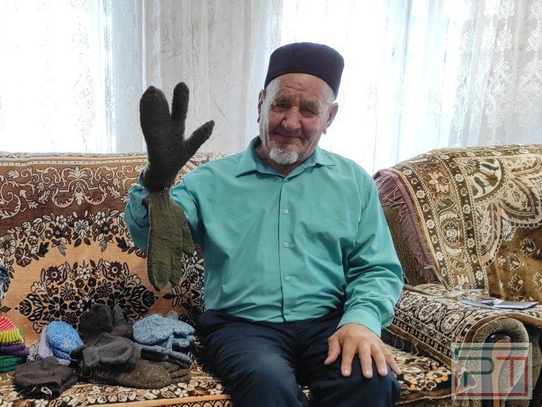 «Пусть ребятам они будут на пользу»: мулла из Татарстана вяжет спецварежки для бойцов СВО