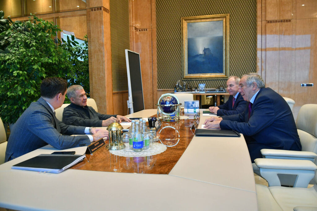 Минниханов и Тарпищев обсудили вопросы развития тенниса