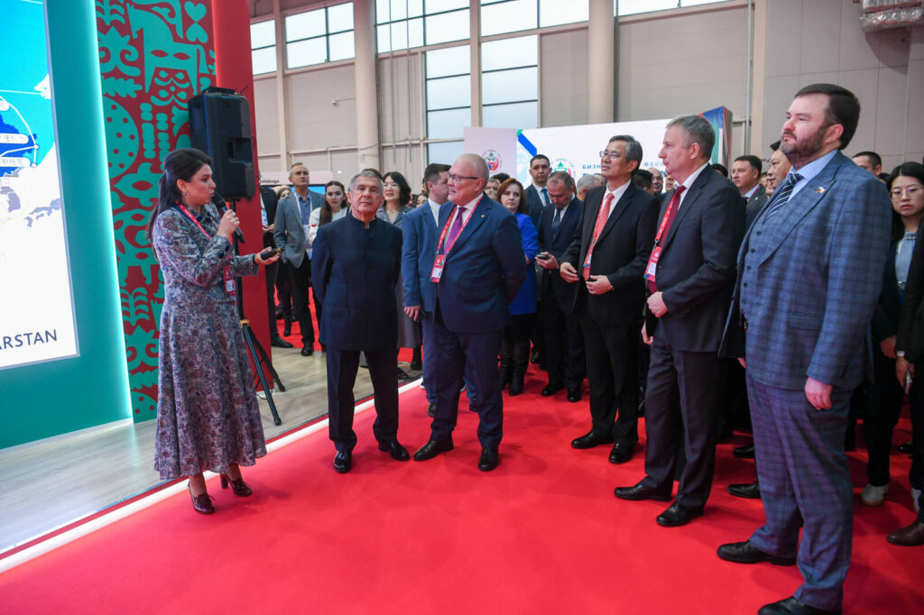 Минниханов осмотрел выставку Russia China Expo в рамках форума «РОСТКИ»