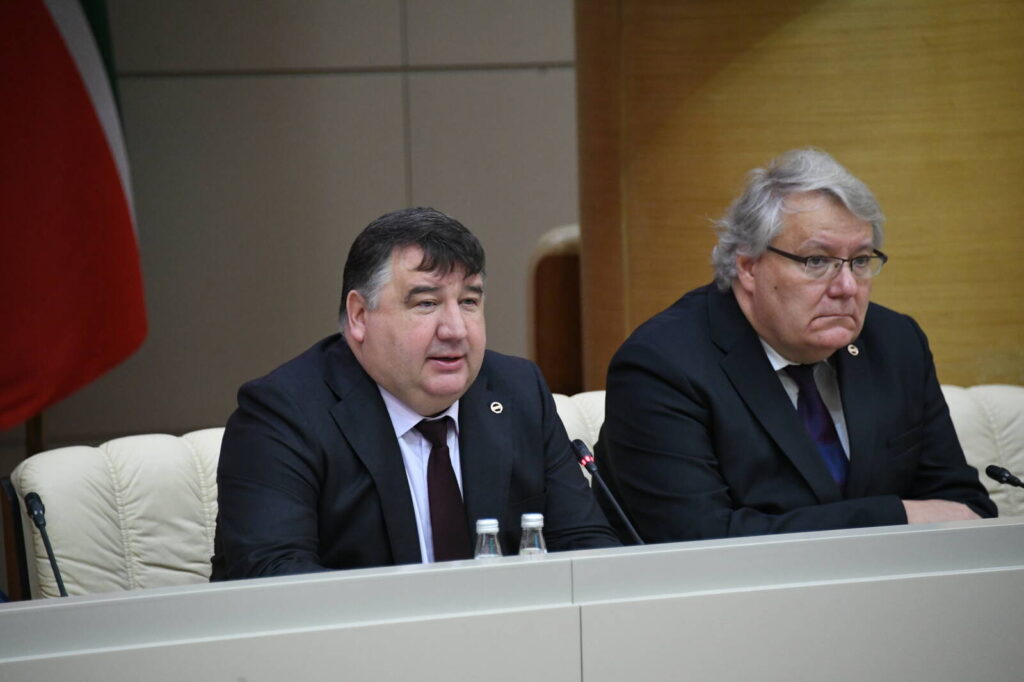 «Это новейший материал»: ректор КФУ опроверг мнение, что памятник Конфуцию пластиковый