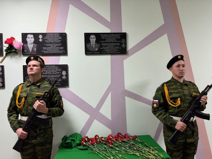 В селе Кукморского района открыли мемориальную доску памяти бойца СВО Ильнара Кашафеева