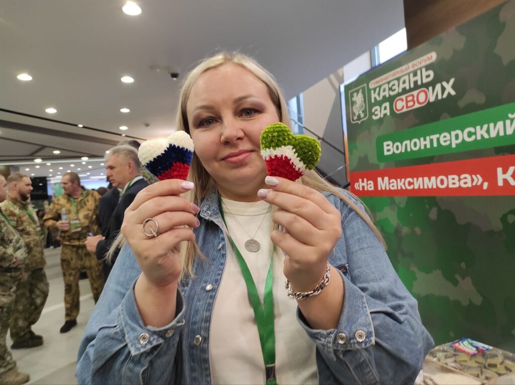 «Браслет жизни» и сердце в подарок: волонтеры Татарстана доставили новогодние наборы бойцам СВО