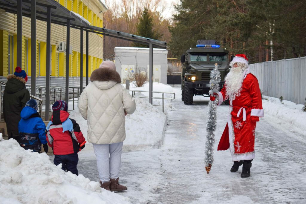 Дед Мороз Росгвардии поздравил воспитанников интерната в Дербышках