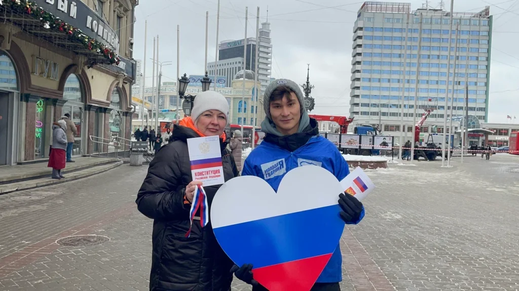 Молодогвардейцы поздравили казанцев с Днем Конституции России