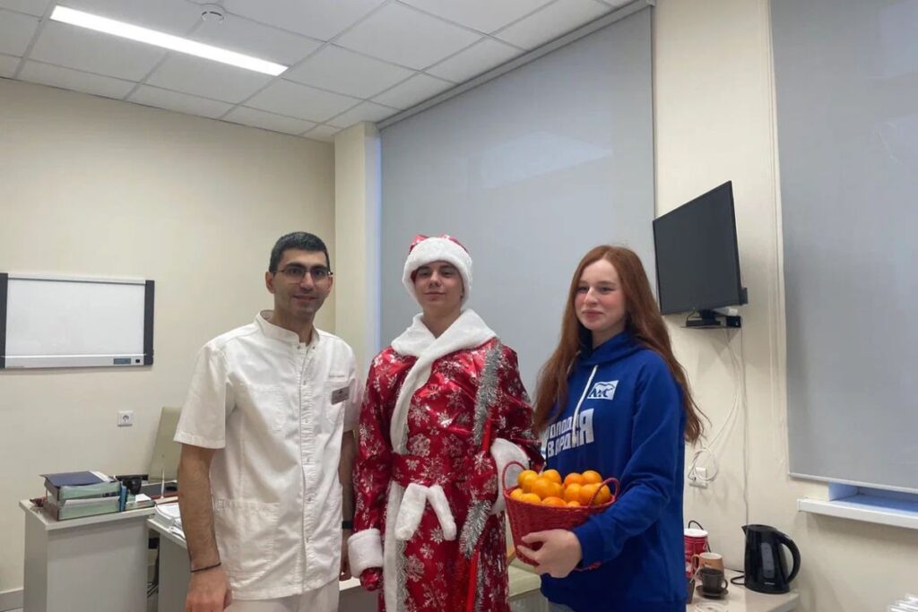 В преддверии Нового Года молодогвардейцы поздравили врачей в военном госпитале Казани