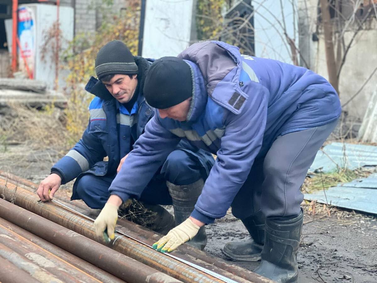 Бригада зеленодольского «Водоканала» прибыла на помощь коммунальным службам Лисичанска для того, чтобы ускорить ремонтные работы и обеспечить жителей подшефного Татарстану города теплом. Об этом сообщает администрация Зеленодольского района. Специалист «Казэнерго» Николай Айдов, курирующий работу татарстанских специалистов, рассказал, что у команды большой опыт работы в Лисичанске. «Ребята приезжали и в прошлом году. Они универсалы, способные работать как с внутридомовыми системами отопления, так и с внешними тепловыми и водопроводными сетями», — сказал Айдов. В городе уже запущены отопительные системы в 49 многоквартирных домах, еще три объекта близки к завершению. Россия с февраля 2022 года проводит спецоперацию. В видеообращении Президент Владимир Путин назвал ее цель — это защита людей, которые на протяжении 8 лет подвергаются геноциду со стороны киевского режима, для этого Россия будет стремиться к демилитаризации и денацификации Украины.