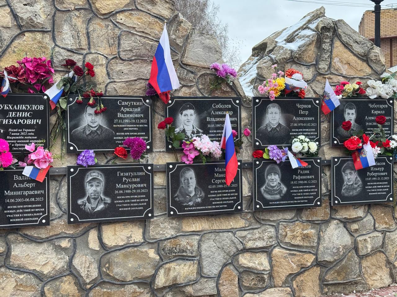 В Менделеевске открылась аллея Славы, где увековечены имена девяти погибших бойцов СВО