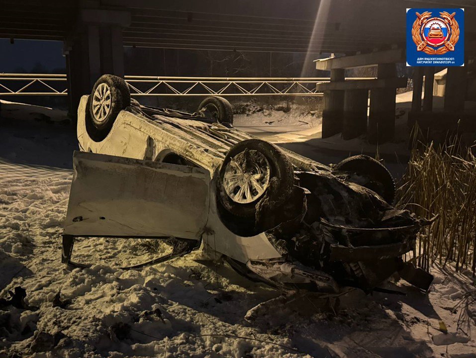 Водителя и пассажира госпитализировали после падения машины под мост в Лаишевском районе