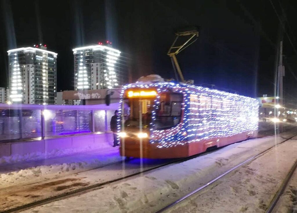 В Челнах заметили новогодние трамваи — видео