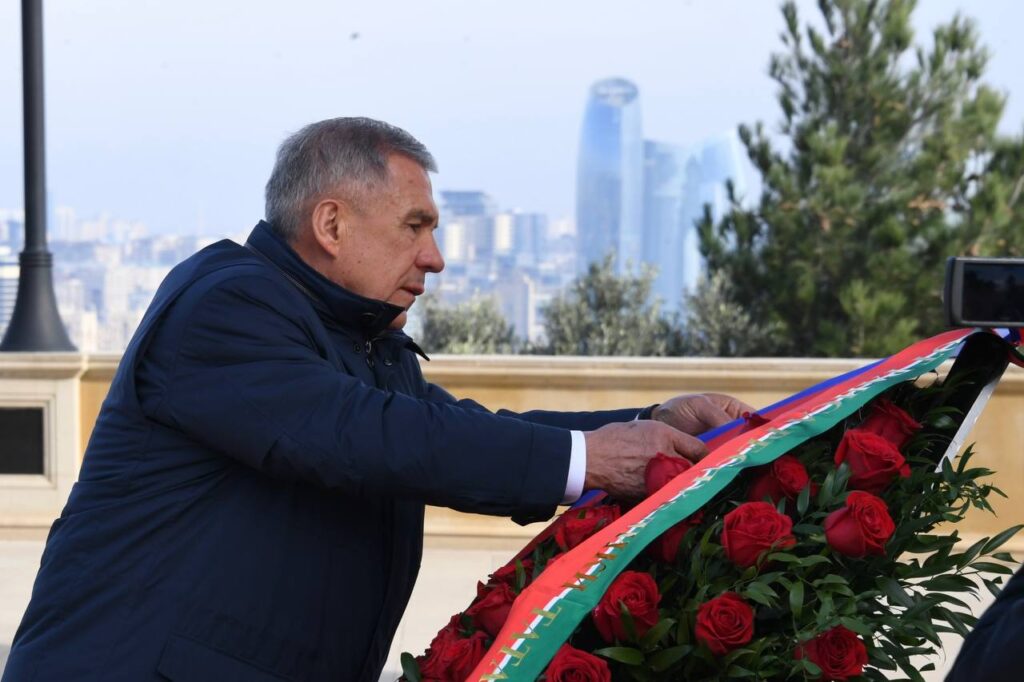 Минниханов в Азербайджане возложил венок к могиле Гейдара Алиева