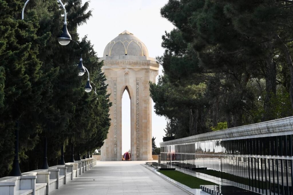 Минниханов в Азербайджане возложил венок к могиле Гейдара Алиева