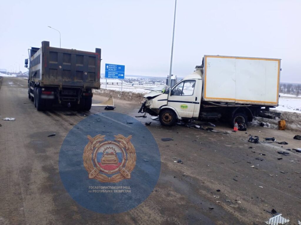 «ГАЗель» столкнулась с грузовиком в Татарстане — один человек погиб, двое пострадали