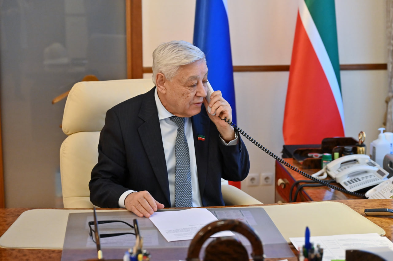 Мухаметшин подарил двум детям из Альметьевска фотоаппарат и умную колонку