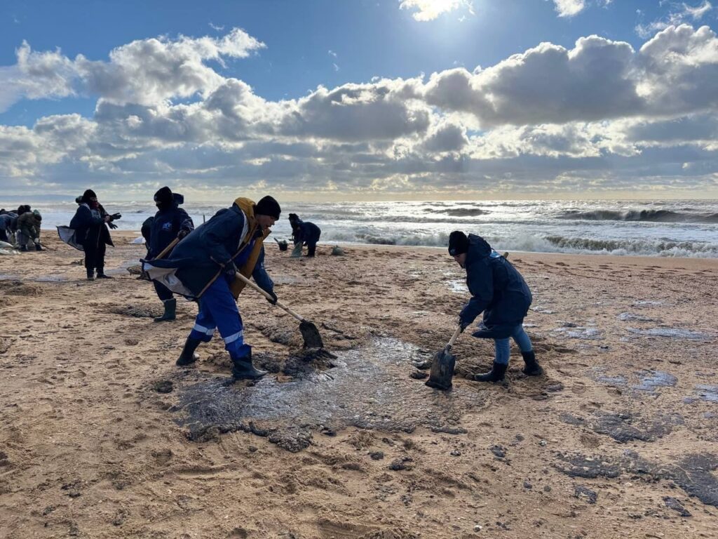 Волонтеры устраняют последствия разлива нефтепродуктов в Краснодарском крае