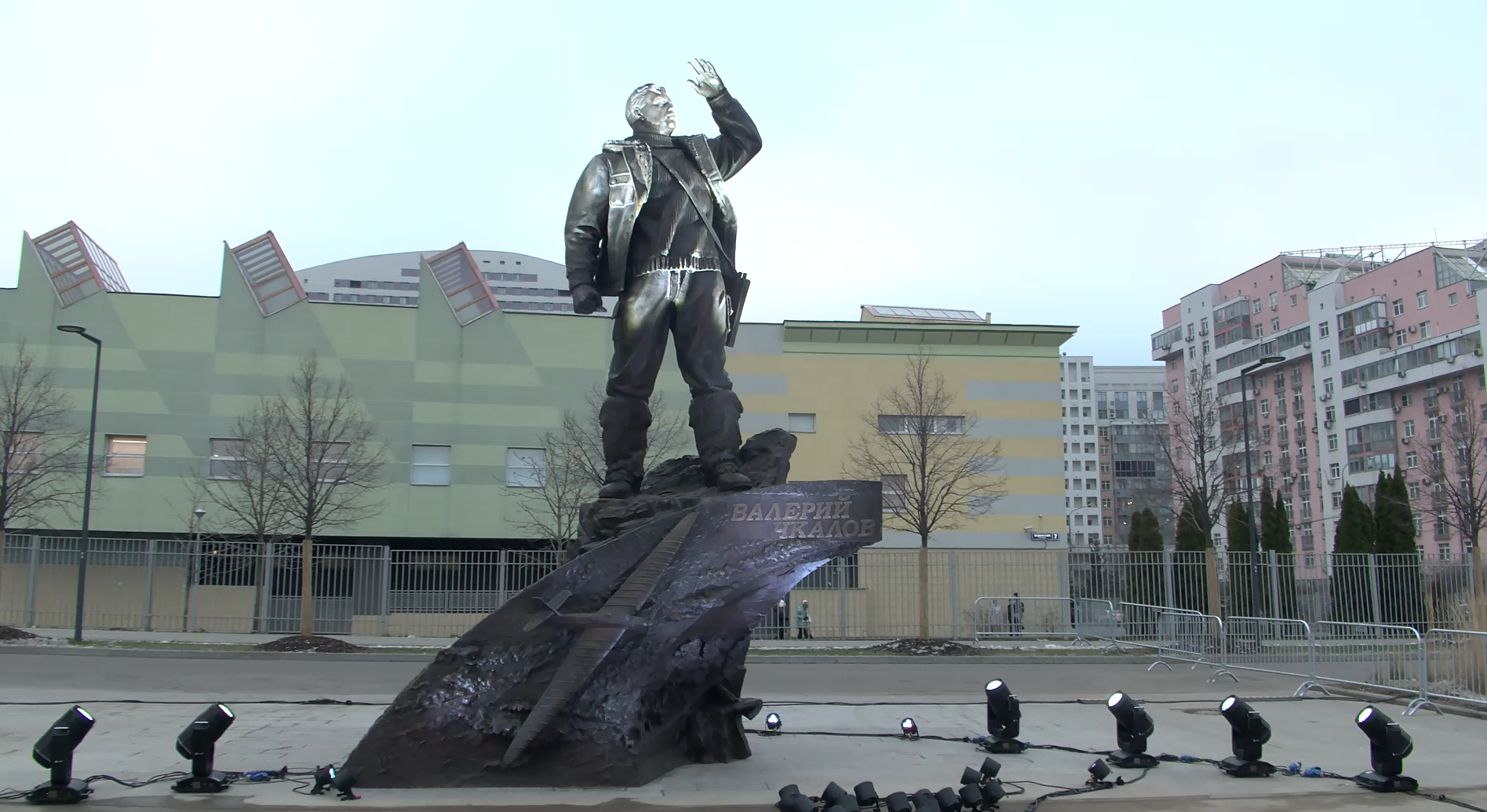 На Ходынском поле в Москве появился памятник легендарному летчику Валерию Чкалову