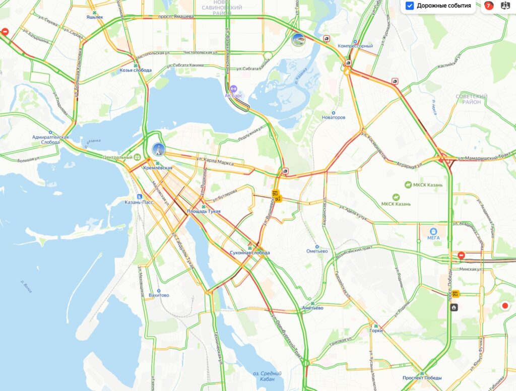 Снег и ДТП осложнили дорожную обстановку в Казани