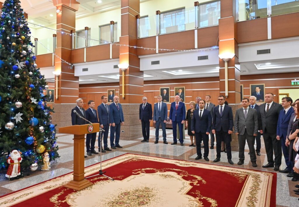 Мухаметшин вручил удостоверения мировым судьям