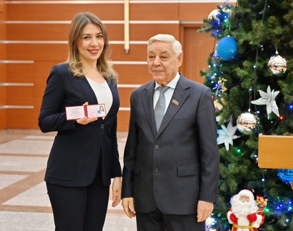 Мухаметшин вручил удостоверения мировым судьям