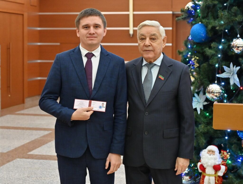 Мухаметшин вручил удостоверения мировым судьям