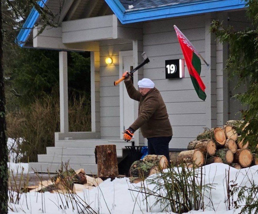 Лукашенко наколол дров перед заседанием ЕАЭС в Ленинградской области