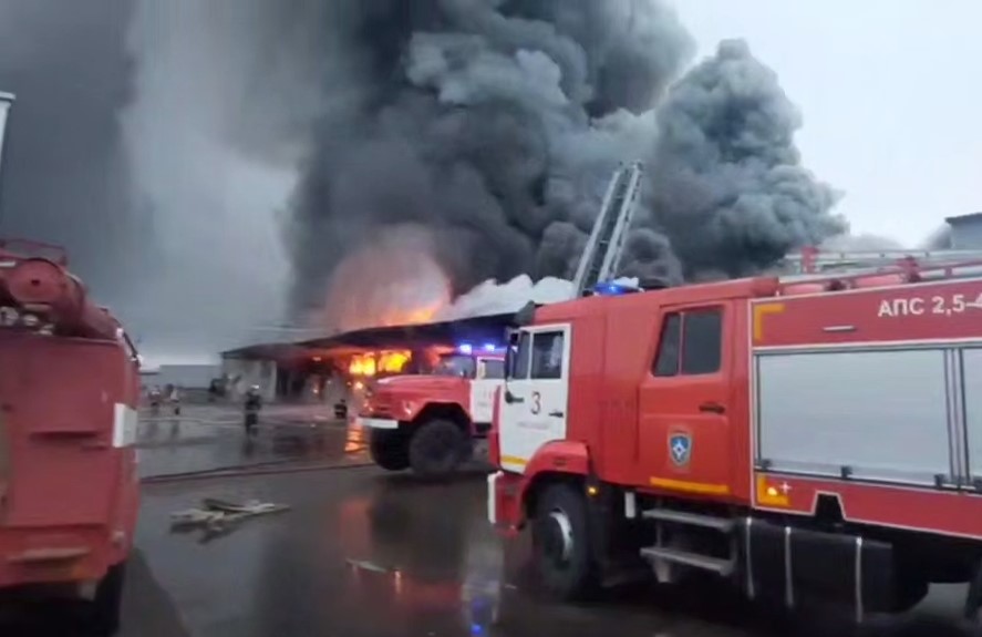 МЧС: пожарные тушат крупный пожар на овощебазе в Краснодарском крае