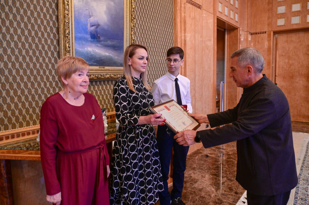 Минниханов передал медаль «Золотая Звезда» семье Героя России, погибшего в зоне СВО