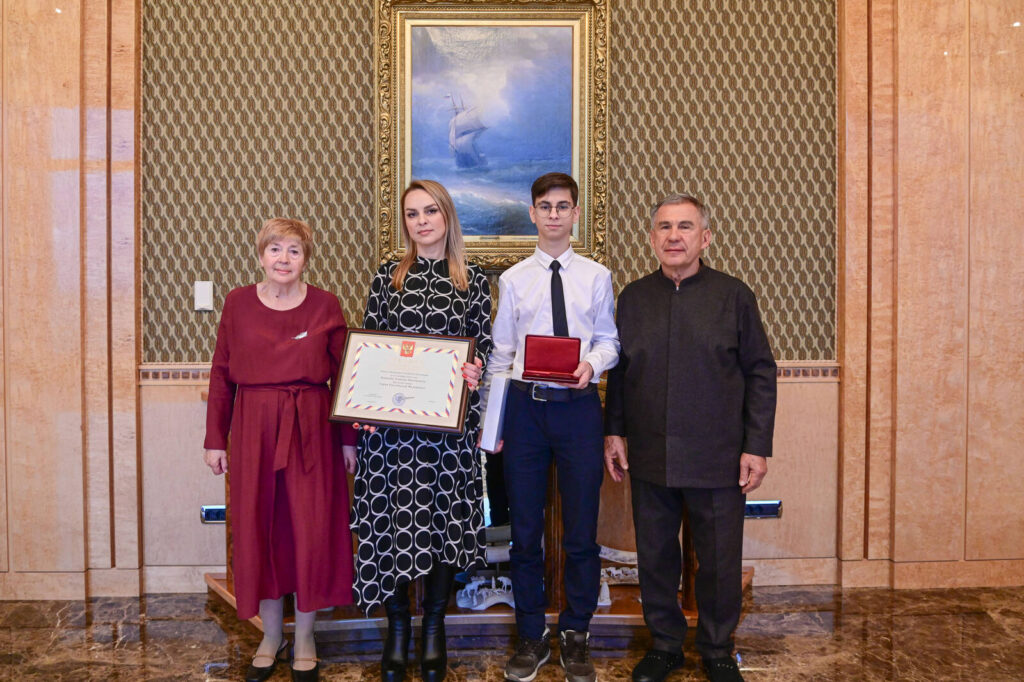 Минниханов передал медаль «Золотая Звезда» семье Героя России, погибшего в зоне СВО