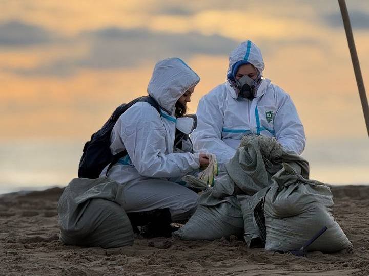 «Многих увозили с пляжа на скорой»: волонтеры из Татарстана спасают от беды Черное море