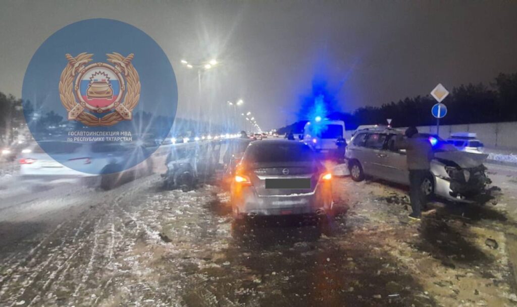 На Оренбургском тракте в Казани столкнулись 4 автомобиля, один человек погиб