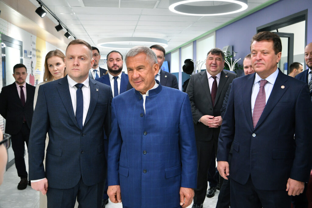Минниханов посетил новый корпус татарской гимназии им. Марджани в Казани