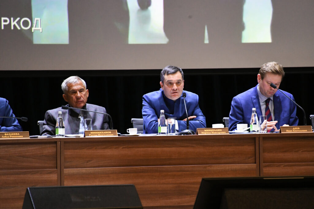 Минниханов предложил разработать программу по преодолению демографических проблем