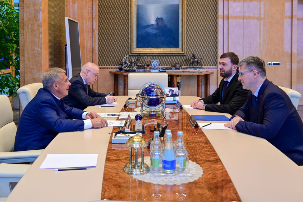 Минниханов встретился с Приволжским транспортным прокурором Суровым