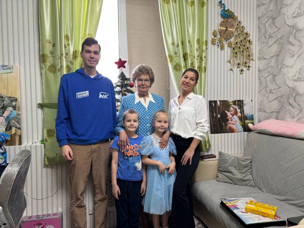 Молодогвардейцы поздравили семьи участников СВО с Новым годом и Рождеством Христовым