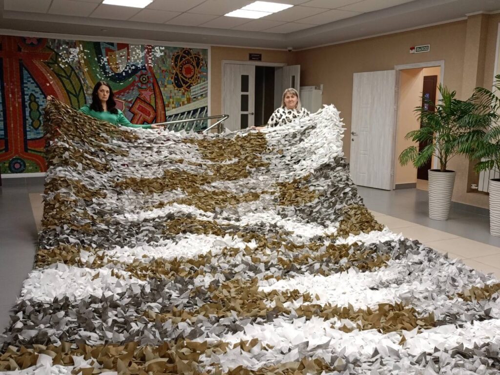 «Важно сплотиться»: жители Менделеевского района плетут масксети для бойцов СВО