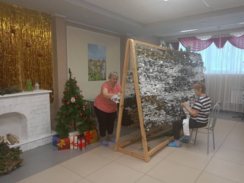 «Важно сплотиться»: жители Менделеевского района плетут масксети для бойцов СВО