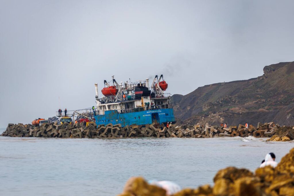 Специалисты Морспасслужбы раньше срока откачали мазут из танкера «Волгонефть-239»