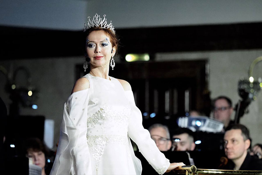 В роли Снежной королевы Елена Захарова.