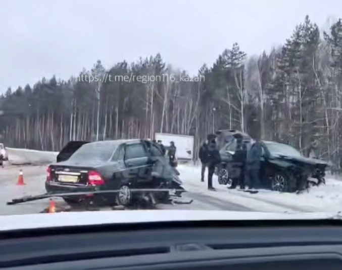 Под Казанью лоб в лоб столкнулась «Лада» и иномарка — один человек погиб