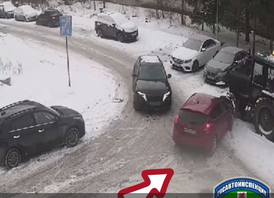 Пьяный водитель Ford Focus протаранил несколько автомобилей в Казани и перевернулся