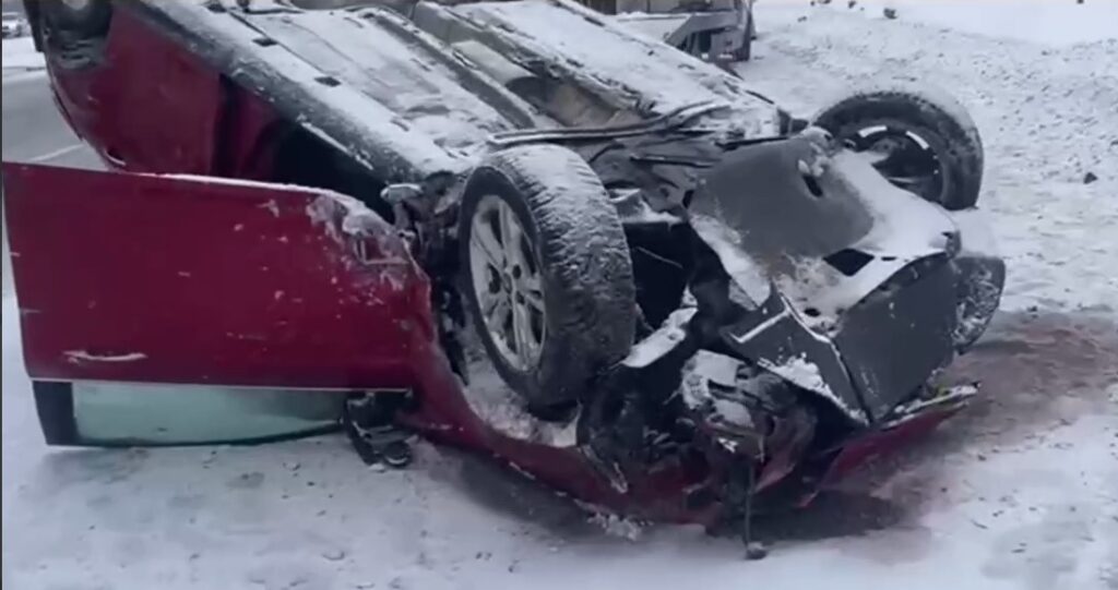 Пьяный водитель Ford Focus протаранил несколько автомобилей в Казани и перевернулся