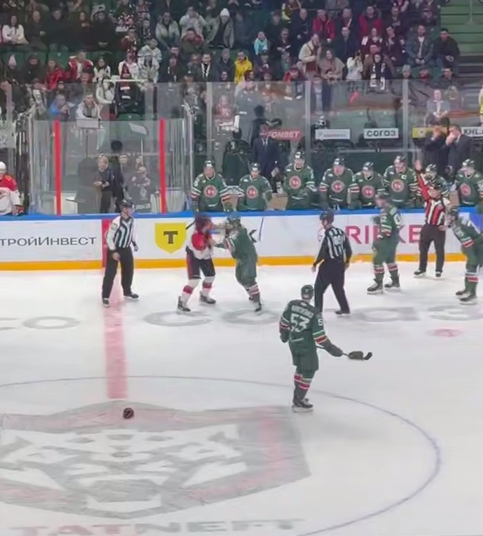 Драками запомнился первый период матча «Ак Барс» - «Авангард»