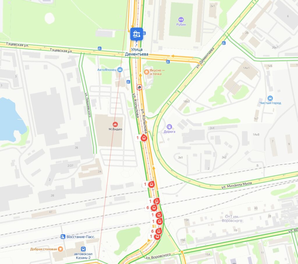 Машина вылетела на трамвайные пути на ул. Копылова в Казани — встали трамваи №1 и №6